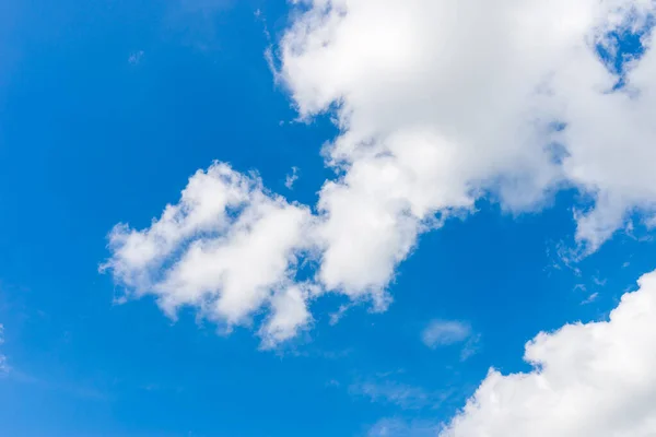 青空白い雲ふわふわの灰色の雲 劇的な青空 雲暖かい晴れ夏の日の背景 — ストック写真