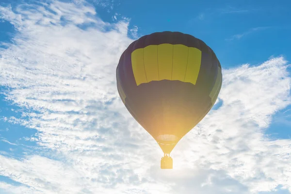 Balão Quente Céu Azul Sol Nuvem Branca Balão Quente Amarelo — Fotografia de Stock