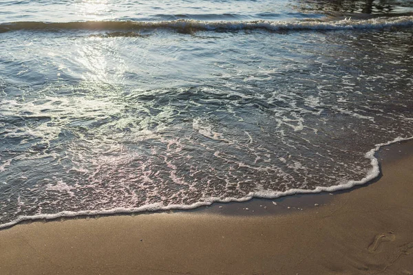 Mjuk Havsvåg Den Sandiga Kvällsstranden Mjukt Fokus Suddig Bild Kopiera — Stockfoto