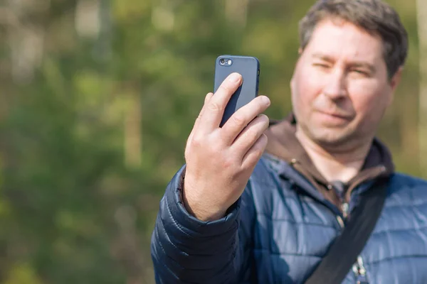 One 40S Man His Mobile Smart Phone Searching Reception Signal — Stock Photo, Image