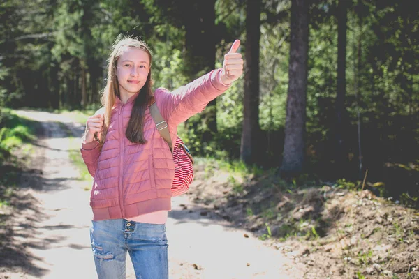 Une Jeune Adolescente Voyageuse Aux Cheveux Bruns Joyeuse Montrant Pouce — Photo