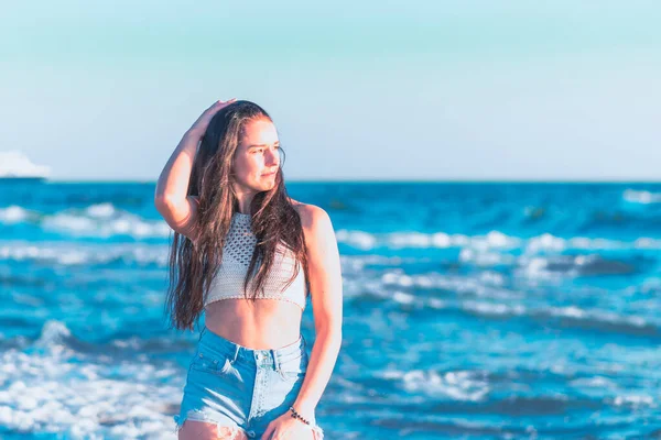 Giovane Donna Che Gioca Mare Estate Donna Godendo Acqua Mare — Foto Stock