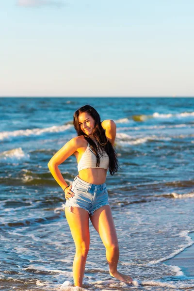 Молодая Женщина Играет Море Летом Веселая Молодая Женщина Развлекающаяся Пляже — стоковое фото