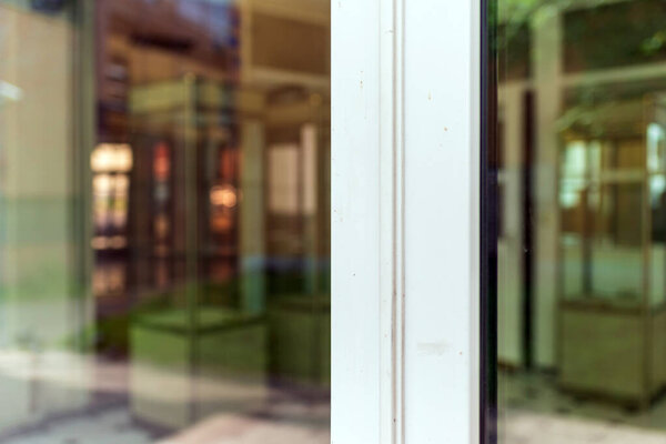 Дом оконный пол, боковая стена дома, идея дизайна дома. Пустые внутренние помещения..