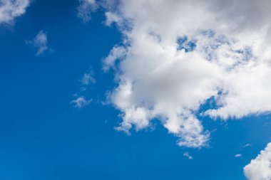 Beyaz bulutlar. Mükemmel mavi gökyüzü. Mavi cennet arkaplanlı bir bulutsu oluşumu..