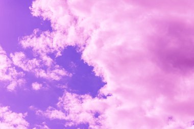 Güzel pembe bulut mor gökyüzü ve menekşe filtresi..