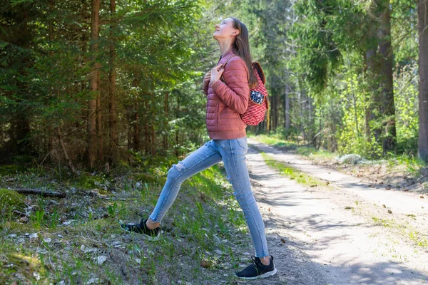 Красавица Одна Девочка Подросток Отдыхающая Дороге Forests — стоковое фото