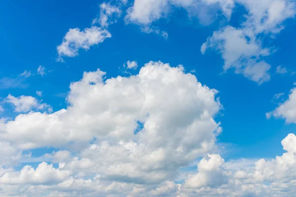 青い空に白い雲と灰色の雲 温泉や夏のシーズン中に素敵な一日 — ストック写真