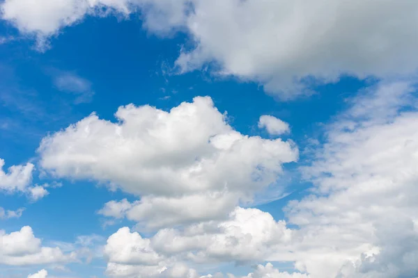 青空白い雲ふわふわの灰色の雲 劇的な青空 雲暖かい晴れ夏の日の背景 — ストック写真