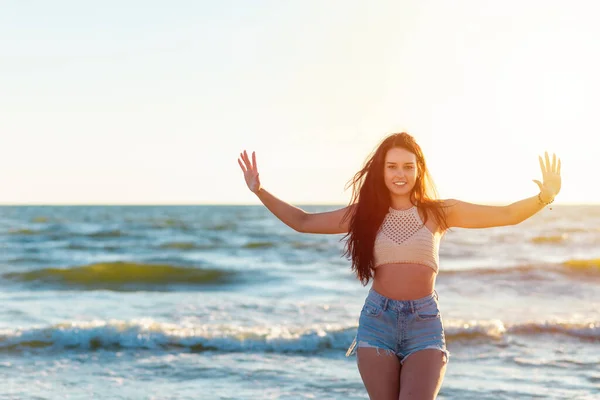 Όμορφη Σέξι Κορίτσι Σηκώστε Χέρια Σας Στην Παραλία Της Θάλασσας — Φωτογραφία Αρχείου