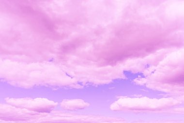 Güzel pembe bulut mor gökyüzü ve menekşe filtresi..