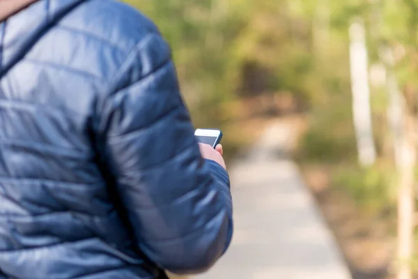 Hombre Años Con Teléfono Inteligente Móvil Buscando Señal Recepción Bosque — Foto de Stock