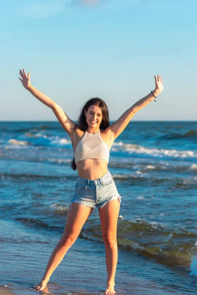 Piękna Seksowna Dziewczyna Plaży Morskiej Luźnych Ubraniach Patrzy Kamerę Zachodzie — Zdjęcie stockowe