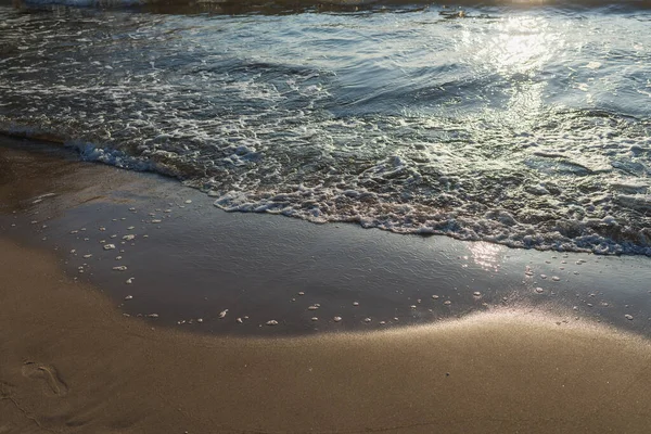 Morbida Onda Del Mare Sulla Spiaggia Sabbiosa Serale Messa Fuoco — Foto Stock