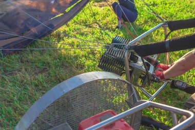 Sıcak hava balonuyla bir uçuşa hazırlanıyor. Sıcak hava balonunun içinde süper sıcak alevi olan bir kullan at telefon..