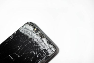 Beyaz arka planda kırık ekranlı cep telefonu. Yakın plan. Boşluğu kopyala.