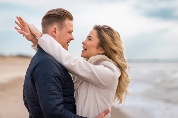 Pareja Joven Disfrutando Una Costa Disfrutando Entre Verano Primavera Vacaciones —  Fotos de Stock