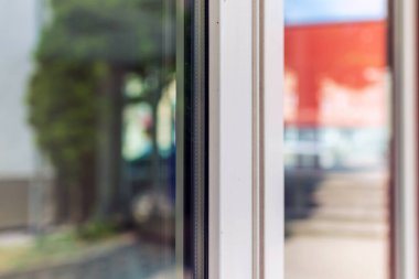 Evin penceresi, evin yan duvarı, ev tasarımı fikri. İçerisi boş. Açık havada çekilmiş..