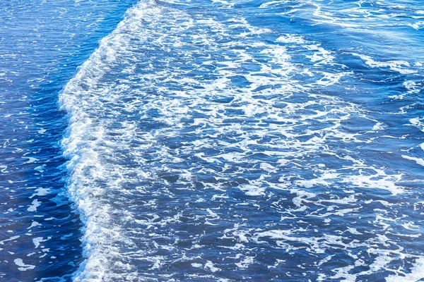 海の噴霧が多く深い青とラフの海の実際のショット 青い背景 — ストック写真