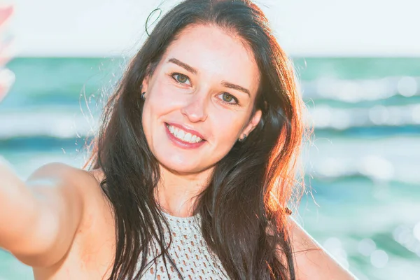 Kumsalda Selfie Çeken Mutlu Esmer Kadın Yaz Tatili Akşamı Yakın — Stok fotoğraf