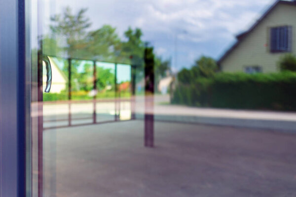 Дом оконный пол, боковая стена дома, идея дизайна дома. Пустые внутренние помещения..