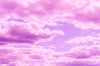Güzel pembe bulut mor gökyüzü ve menekşe filtresi..