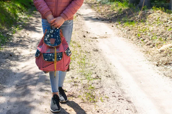 Een Tienermeisje Een Casual Kleding Houdt Rugzak Zandweg Het Bos — Stockfoto