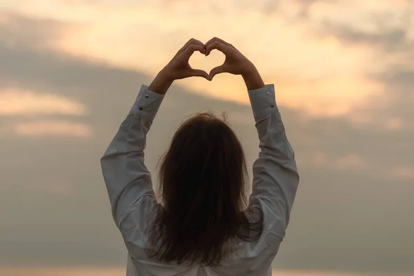 Mujer Joven Sosteniendo Una Forma Corazón Océano Costa Del Mar —  Fotos de Stock