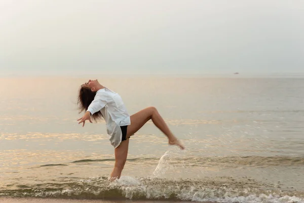 Funny Jeune Femme Joue Sur Plage Coucher Soleil Éclaboussant Eau — Photo