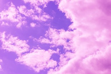 Güzel pembe bulut mor gökyüzü ve menekşe filtresi..