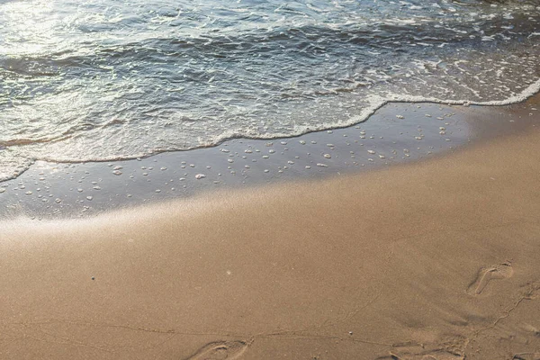Miękka Fala Morza Piaszczystej Plaży Wieczornej Częste Skupienie Rozmyty Obraz — Zdjęcie stockowe
