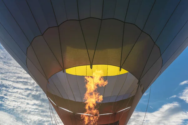 Varmlåga Från Gasbrännare Lyser Upp Inuti Varmluftsballong Sommarkvällen — Stockfoto