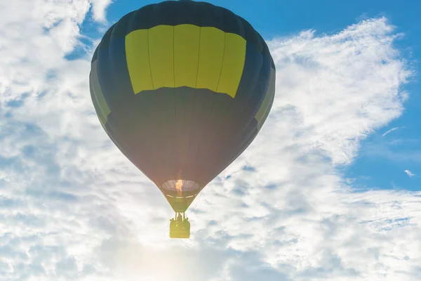 Varm Luft Ballong Och Blå Himmel Sol Vitt Moln Blå — Stockfoto