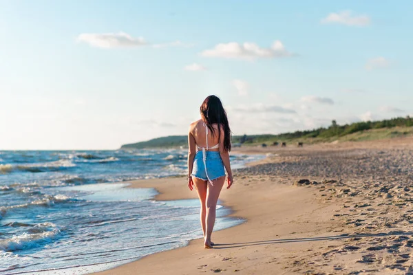 Μοναχική Νεαρή Γυναίκα Που Περπατά Στην Ημέρα Ηλιοβασιλέματος Της Παραλίας — Φωτογραφία Αρχείου