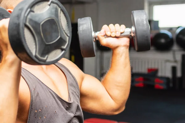Spor Salonunda Mankafalarla Egzersiz Yapan Genç Formda Bir Adam Sağlıklı — Stok fotoğraf