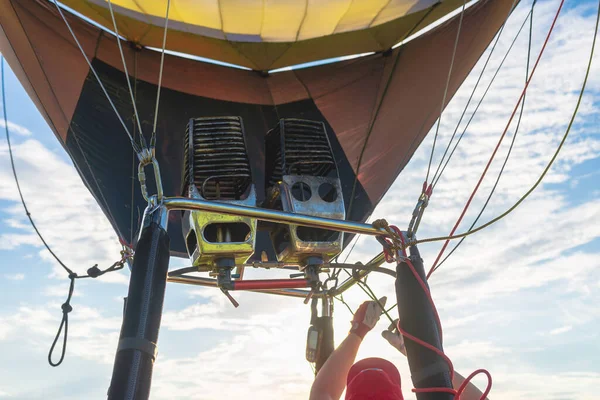 Προετοιμασία Για Μια Πτήση Ένα Αερόστατο Θερμού Αέρα Ένας Καυστήρας — Φωτογραφία Αρχείου