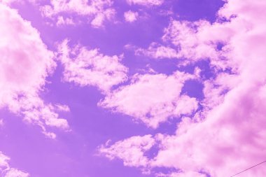 Güzel pembe bulut mor gökyüzü ve menekşe filtresi..