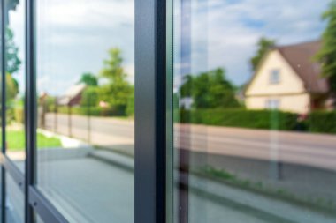 Evin penceresi, evin yan duvarı, ev tasarımı fikri. İçerisi boş. Açık havada çekilmiş..