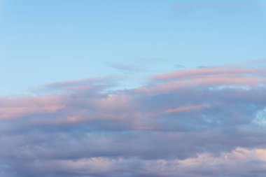 Mor ve Pembe Gök ve soyut arkaplanı olan güzel bulutlar. Güzel bir akşam bulutu..