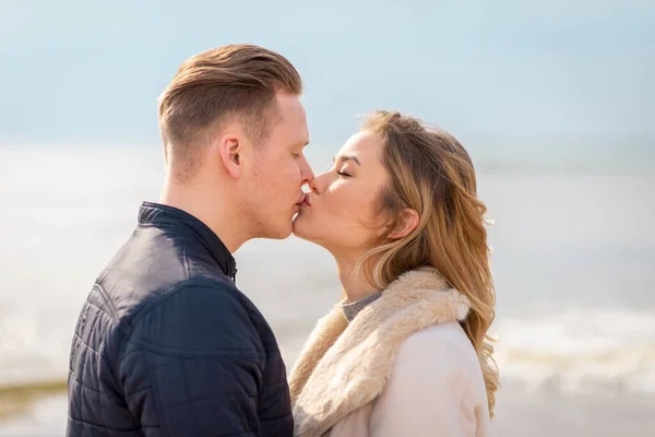 Jong Stel Zoenen Liefde Buiten Prachtige Sensuele Outdoor Portret Van — Stockfoto