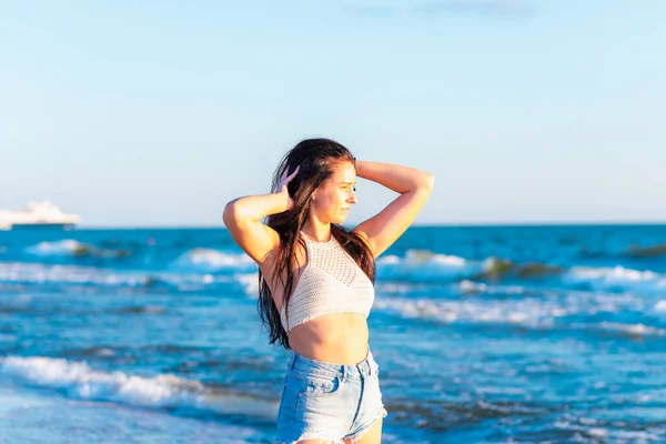 Jovem Brincando Mar Verão Mulher Desfrutando Água Mar Jovem Mulher — Fotografia de Stock