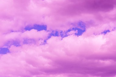 Güzel pembe bulut mor gökyüzü ve menekşe filtresi..