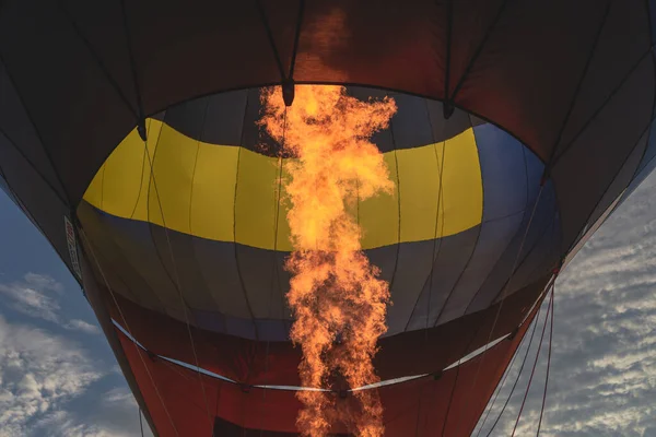 Varmlåga Från Gasbrännare Lyser Upp Inuti Varmluftsballong Sommarkvällen — Stockfoto