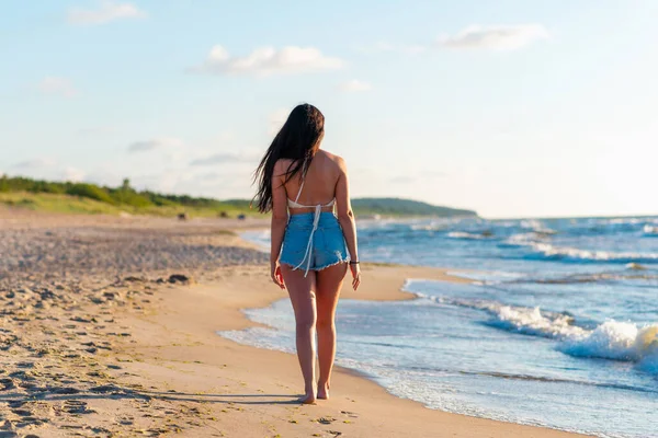 Μοναχική Νεαρή Γυναίκα Που Περπατά Στην Ημέρα Ηλιοβασιλέματος Της Παραλίας — Φωτογραφία Αρχείου
