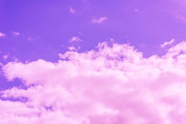 Güzel pembe bulut mor gökyüzü ve menekşe filtresi..