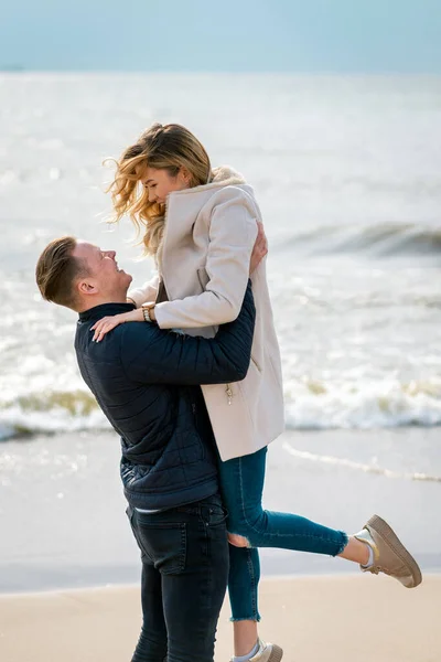 Casal Jovem Desfrutando Uma Costa Curtindo Uns Aos Outros Verão — Fotografia de Stock