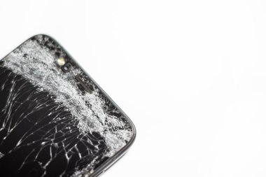 Beyaz arka planda kırık ekranlı cep telefonu. Yakın plan. Boşluğu kopyala.