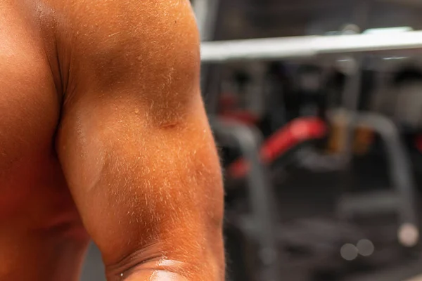 Sweat Body Young Sexy Muscular Man Sitting Dark Gym Background — Foto de Stock