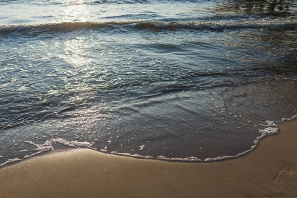 Morbida Onda Del Mare Sulla Spiaggia Sabbiosa Serale Messa Fuoco — Foto Stock