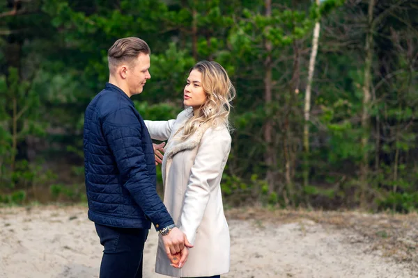 Gelukkig Liefdevol Koppel Genietend Van Momenten Van Geluk Het Park — Stockfoto